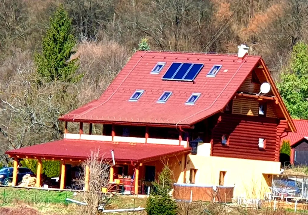 Panoramatický pohľad na drevenicu a okolie